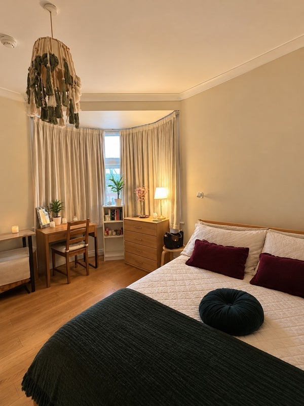 Room Chiswick High Road in Greater London