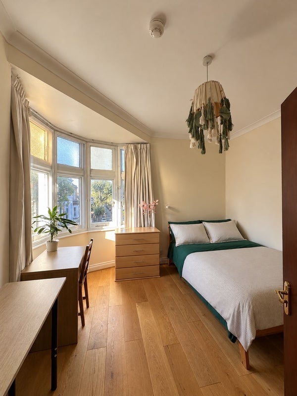 Room Chiswick High Road in Greater London