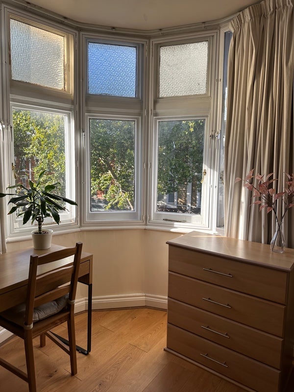 Room Chiswick High Road in Greater London