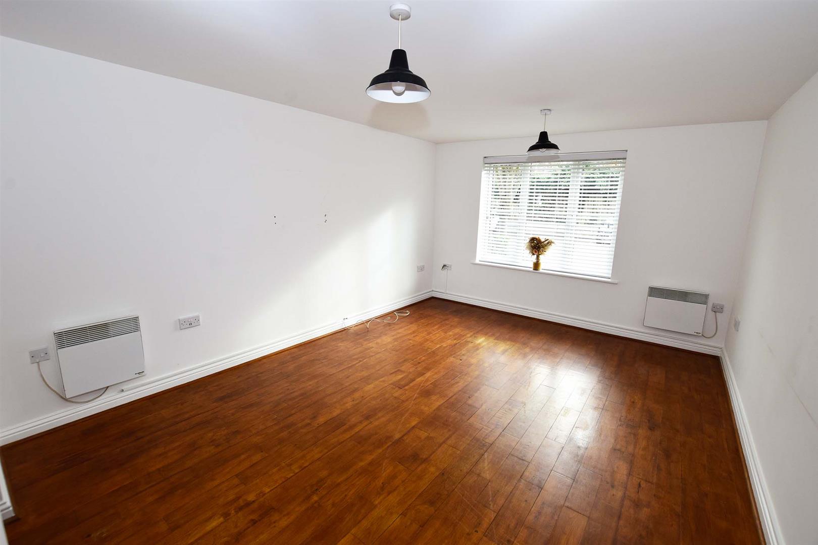 Flat Orchard Street in Rainham