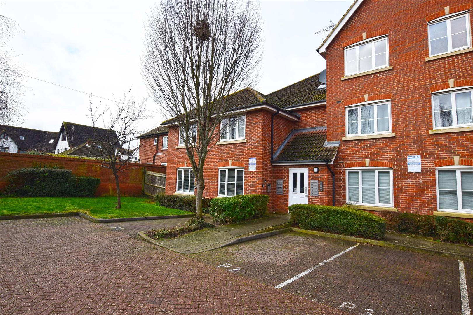 Flat Orchard Street in Rainham