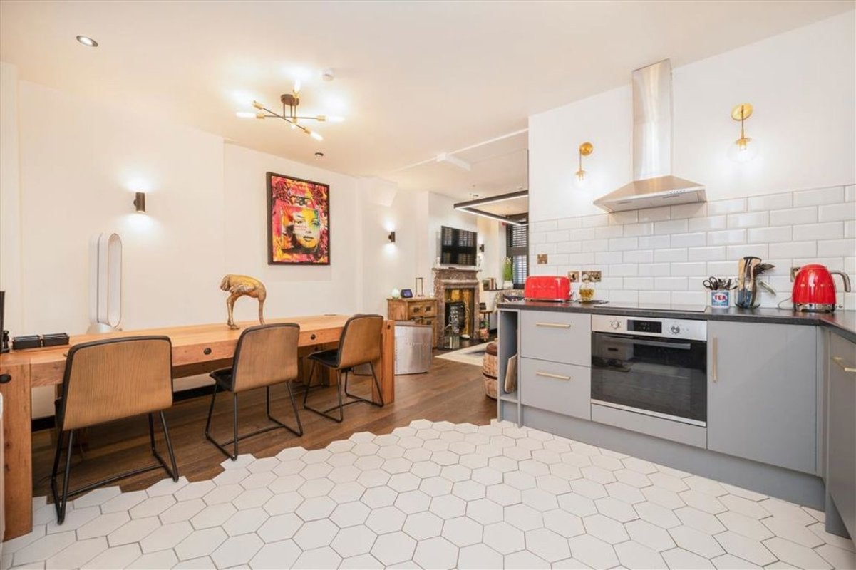 Flat Scrutton Street in Greater London
