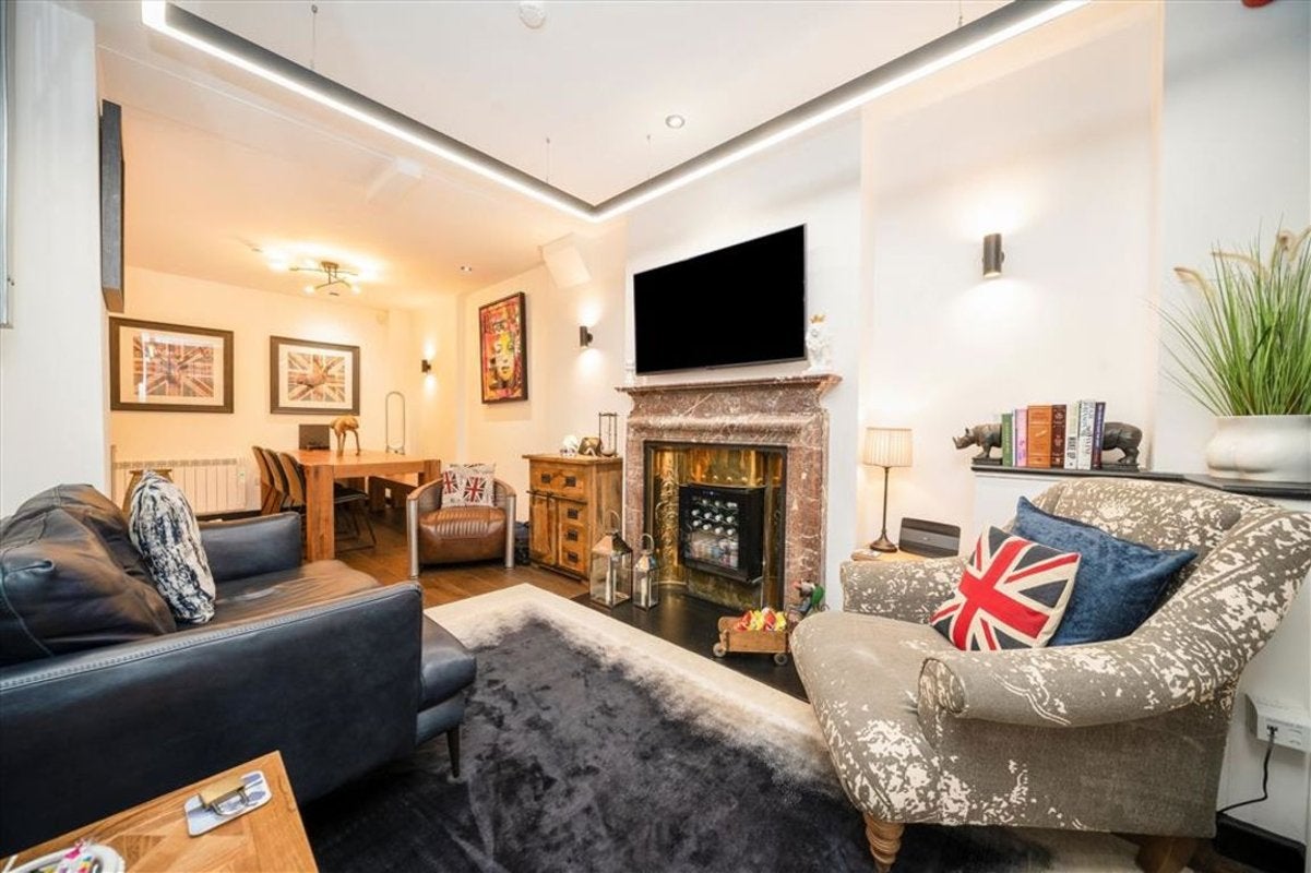 Flat Scrutton Street in Greater London