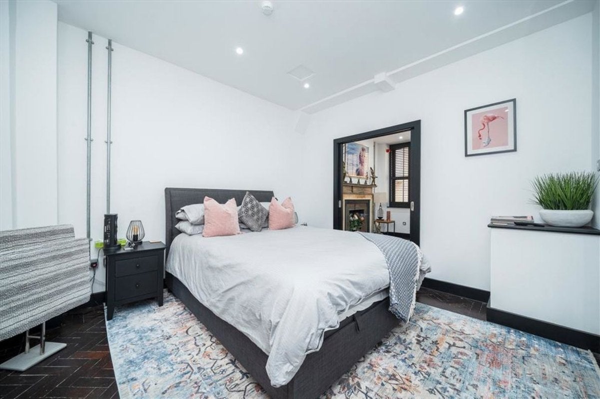 Flat Scrutton Street in Greater London