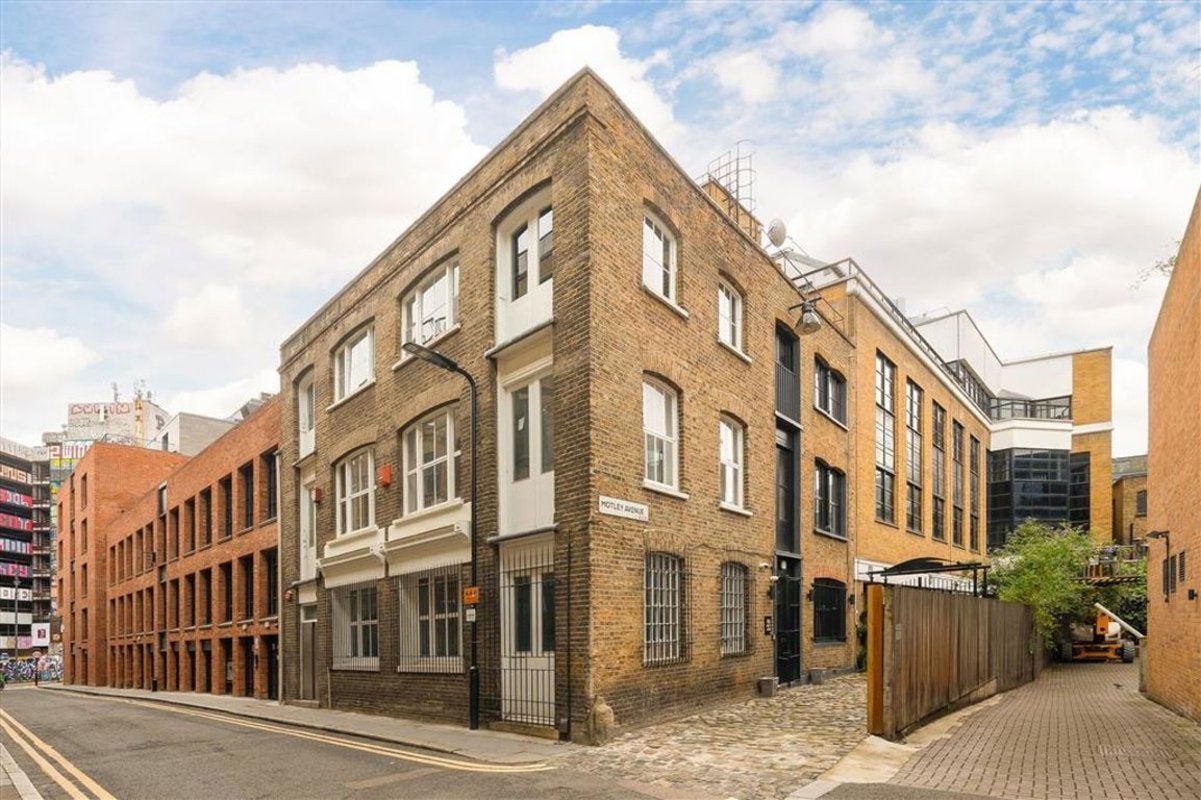 Flat Scrutton Street in Greater London