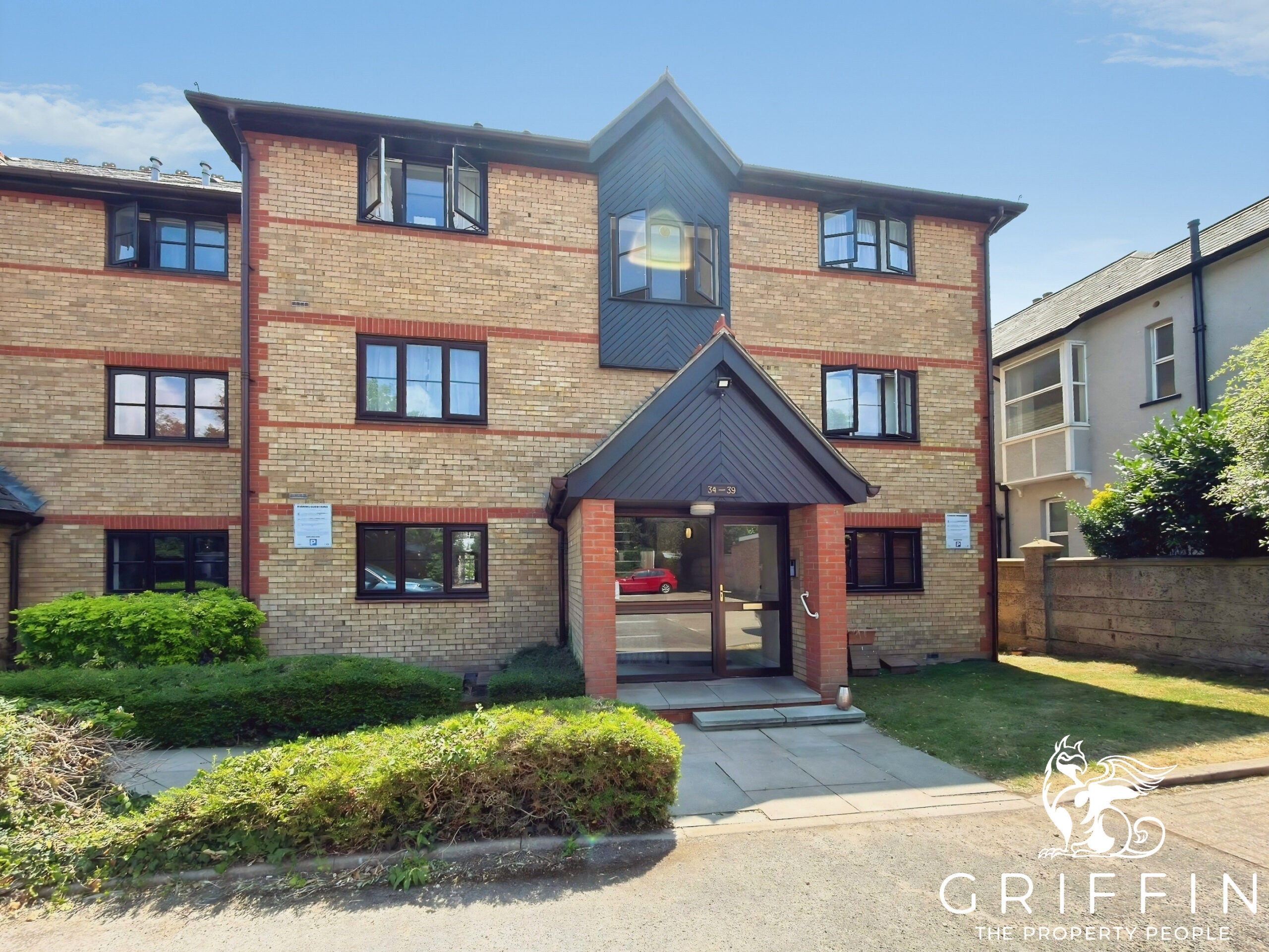 Flat College Close in Loughton