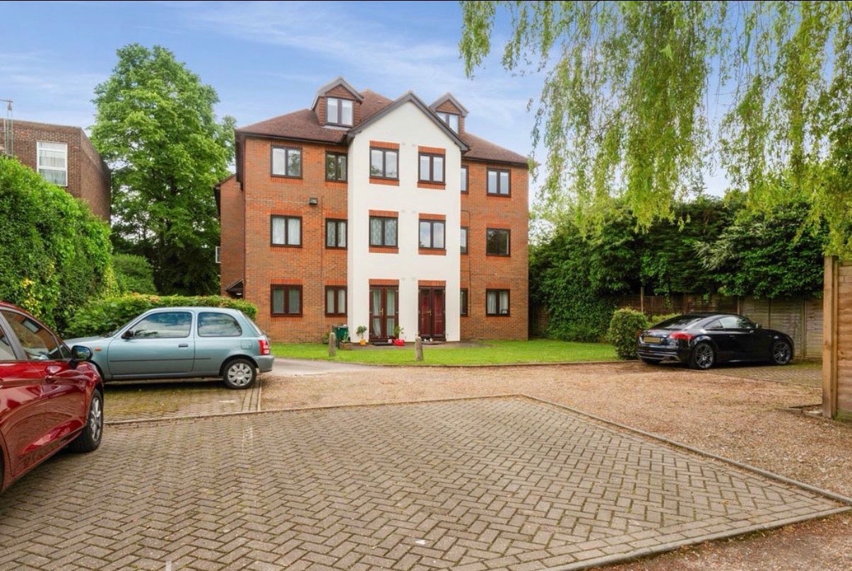 Flat Heathdene Road in Greater London