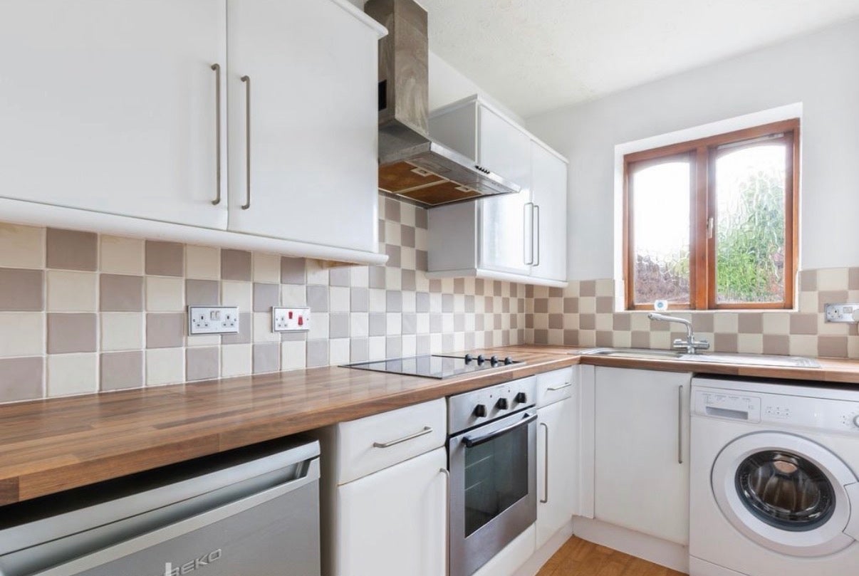 Flat Heathdene Road in Greater London
