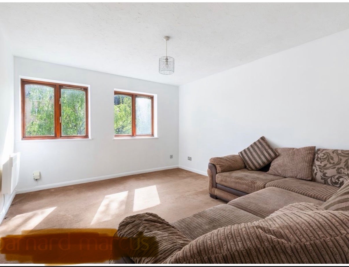 Flat Heathdene Road in Greater London