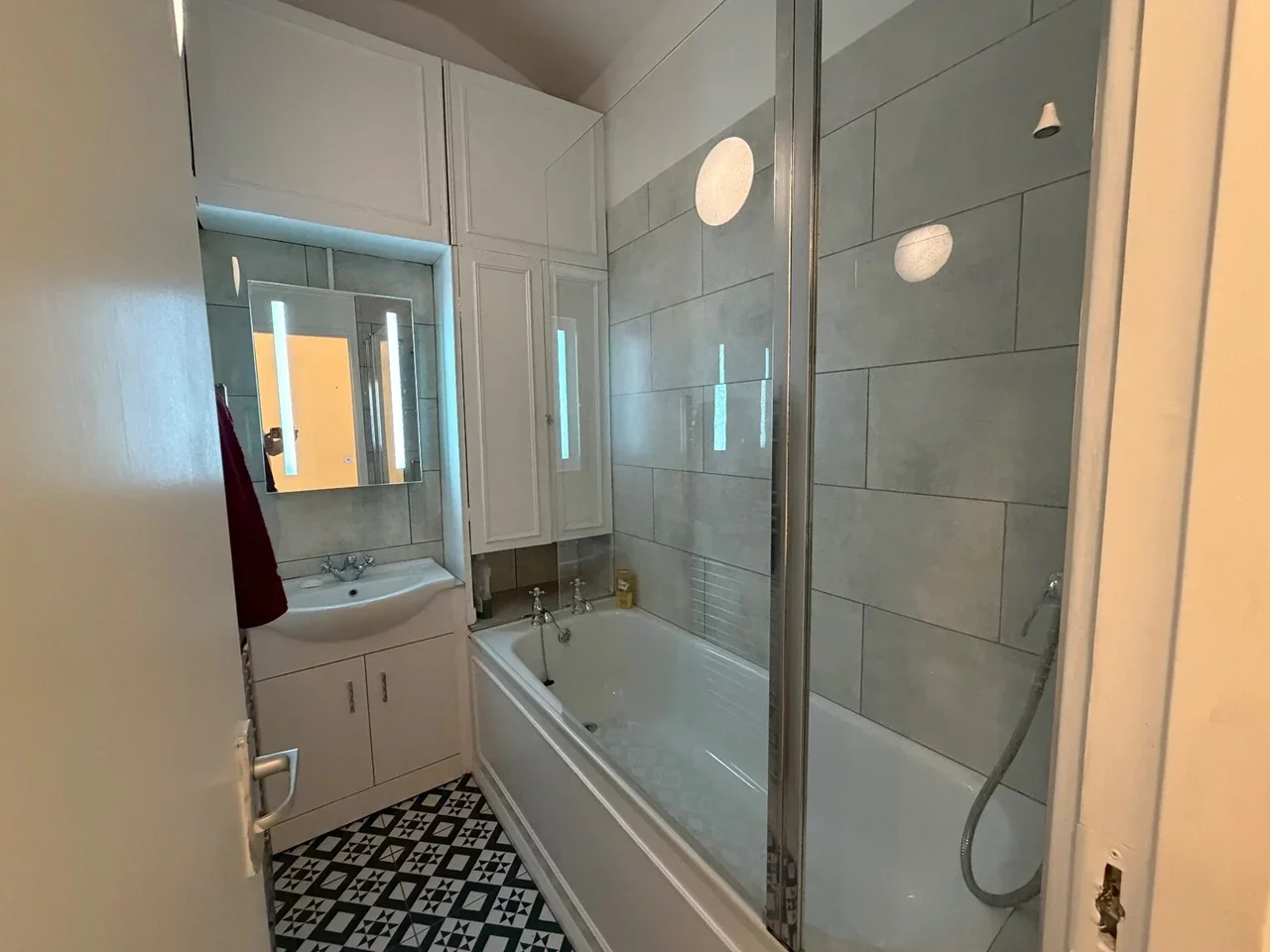 Flat Sunbury Lane in Greater London