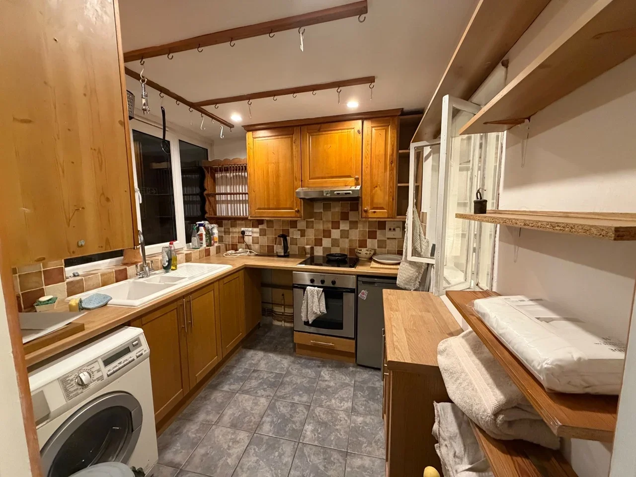 Flat Sunbury Lane in Greater London