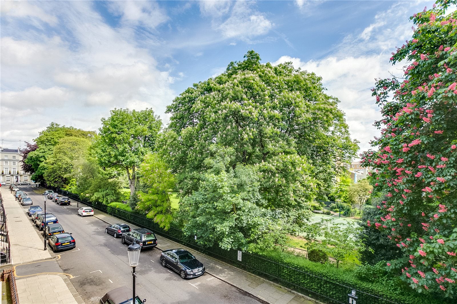 Flat Norland Square in Greater London