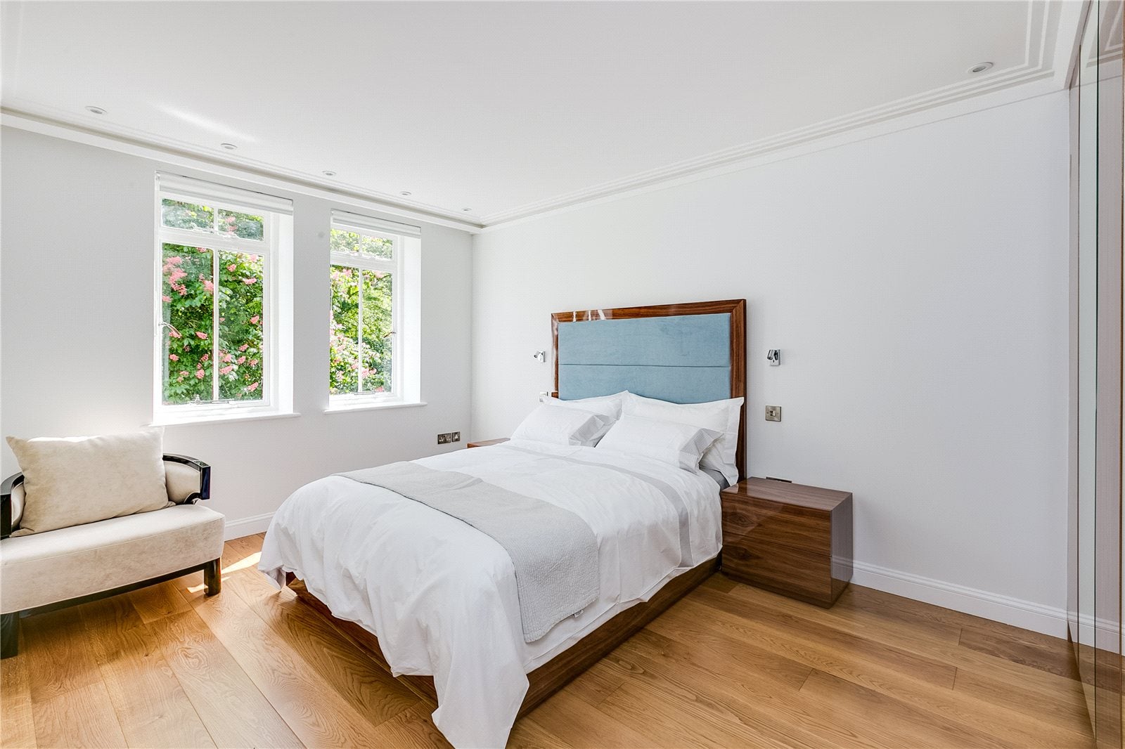 Flat Norland Square in Greater London