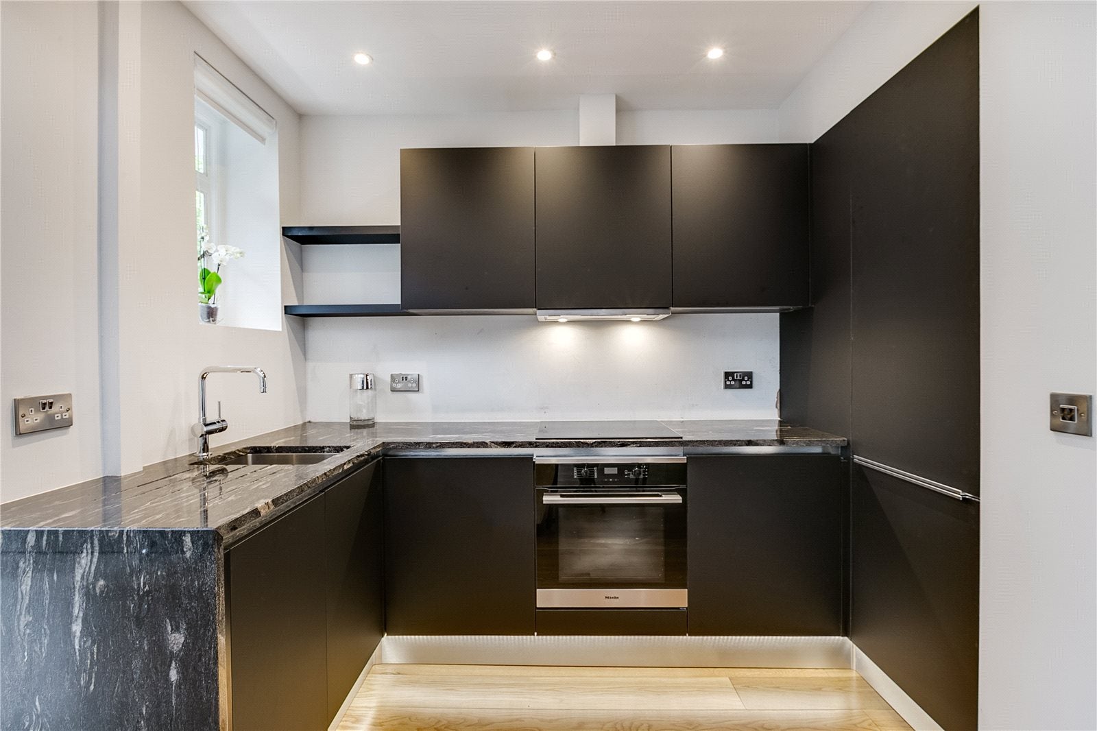 Flat Norland Square in Greater London