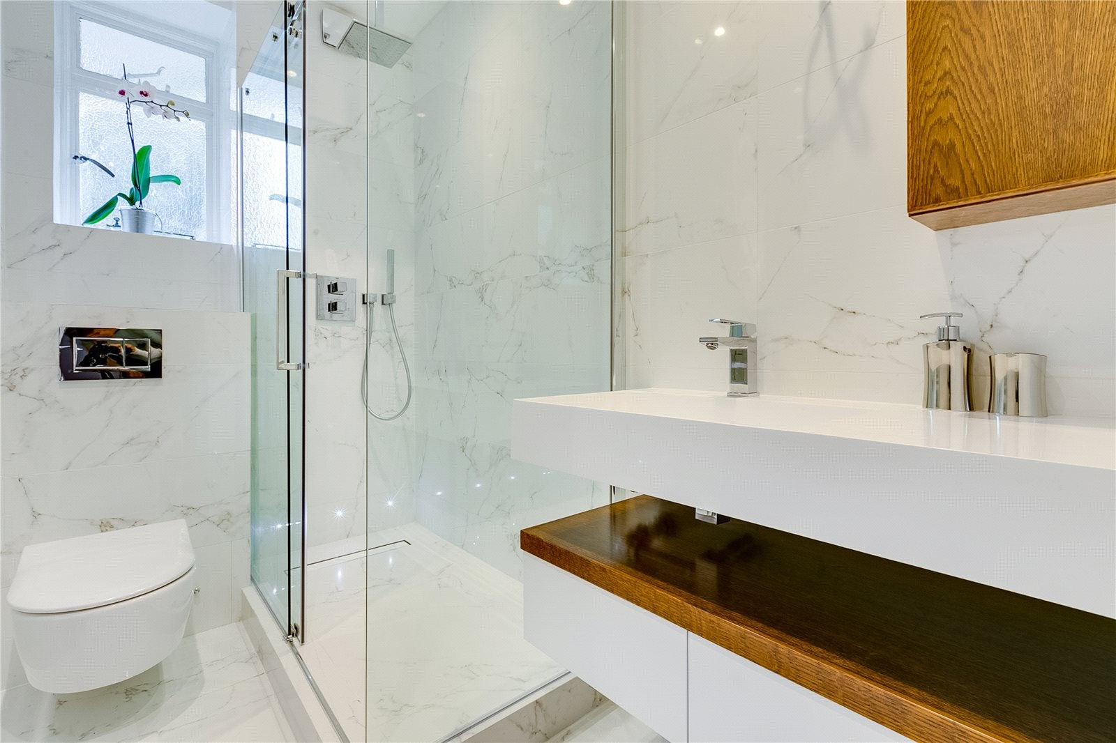 Flat Norland Square in Greater London