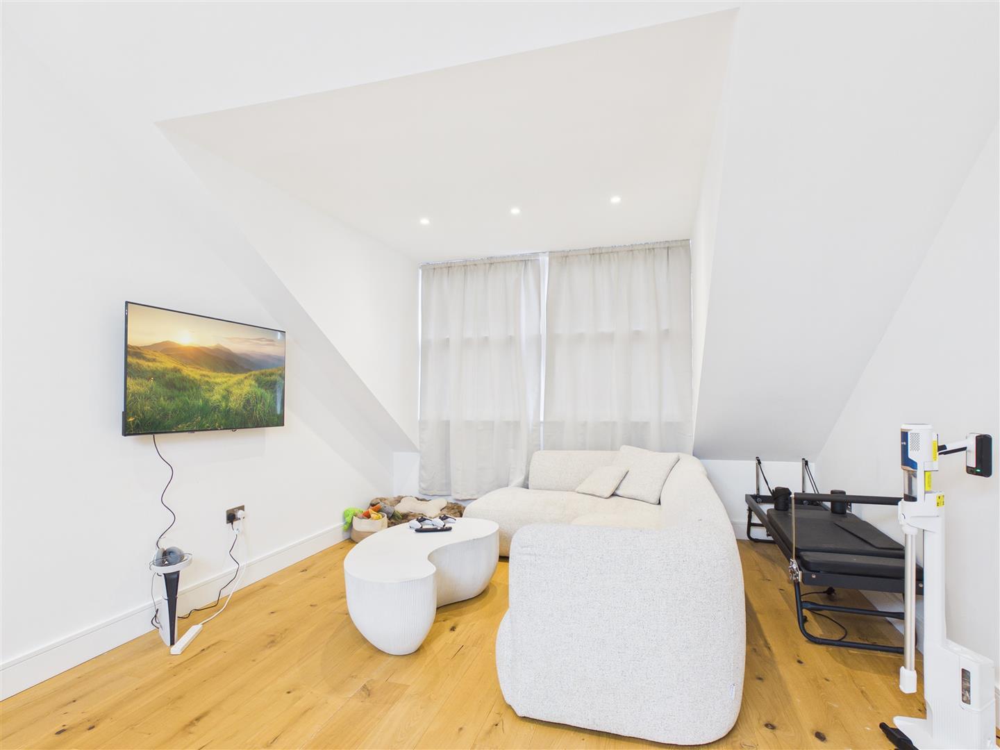 Flat Cumberland Park in Greater London