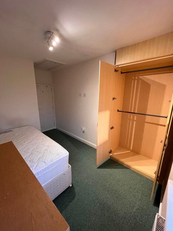 Room Maelog Road in Cardiff