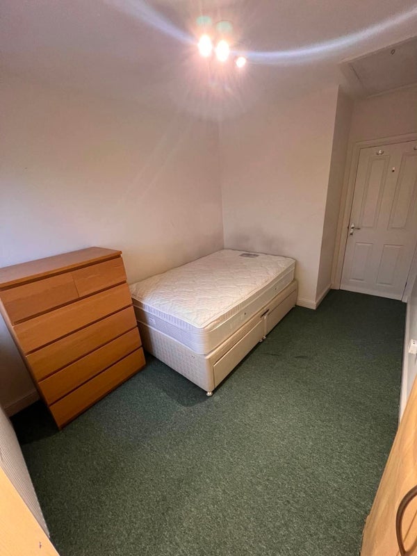 Room Maelog Road in Cardiff