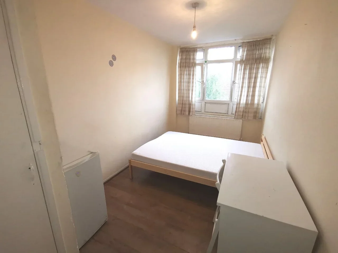 Room Manchester Road in Greater London