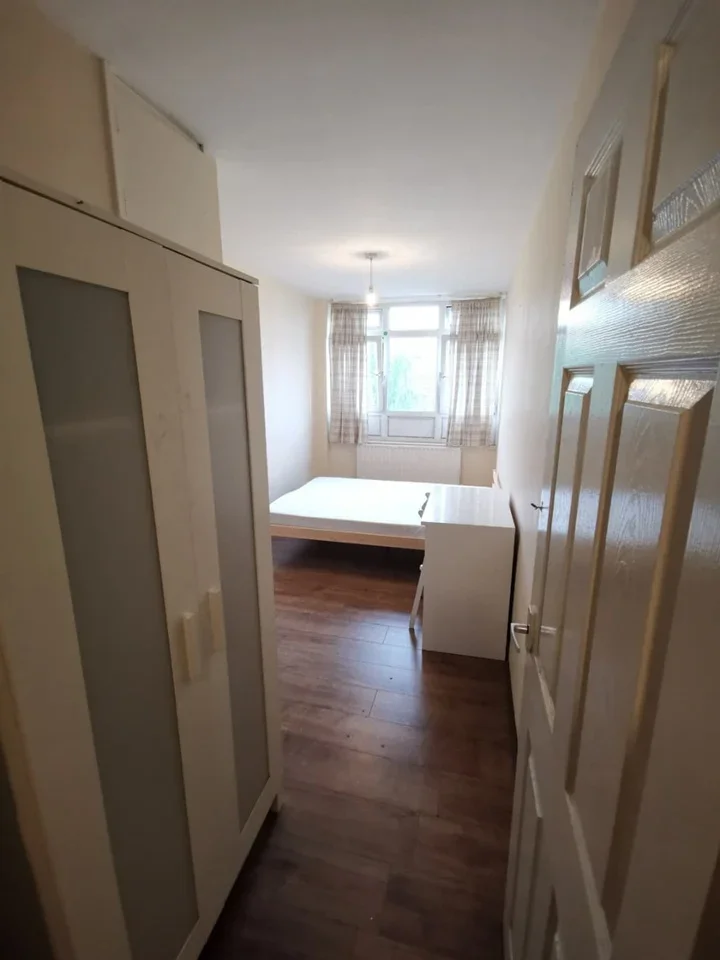 Room Manchester Road in Greater London