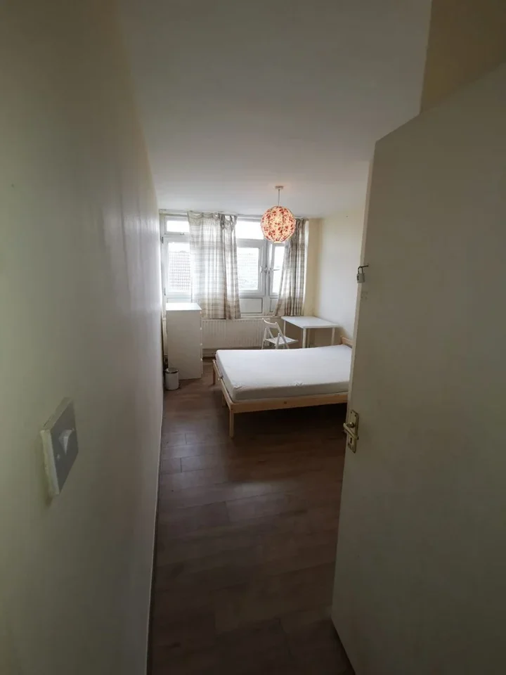 Room Manchester Road in Greater London