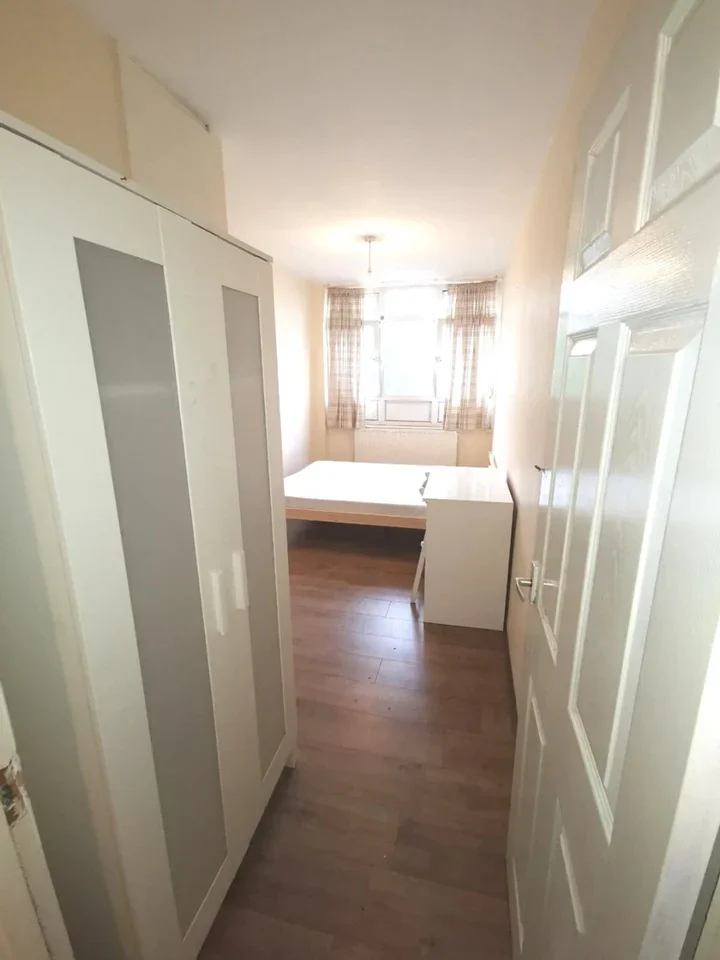 Room Manchester Road in Greater London