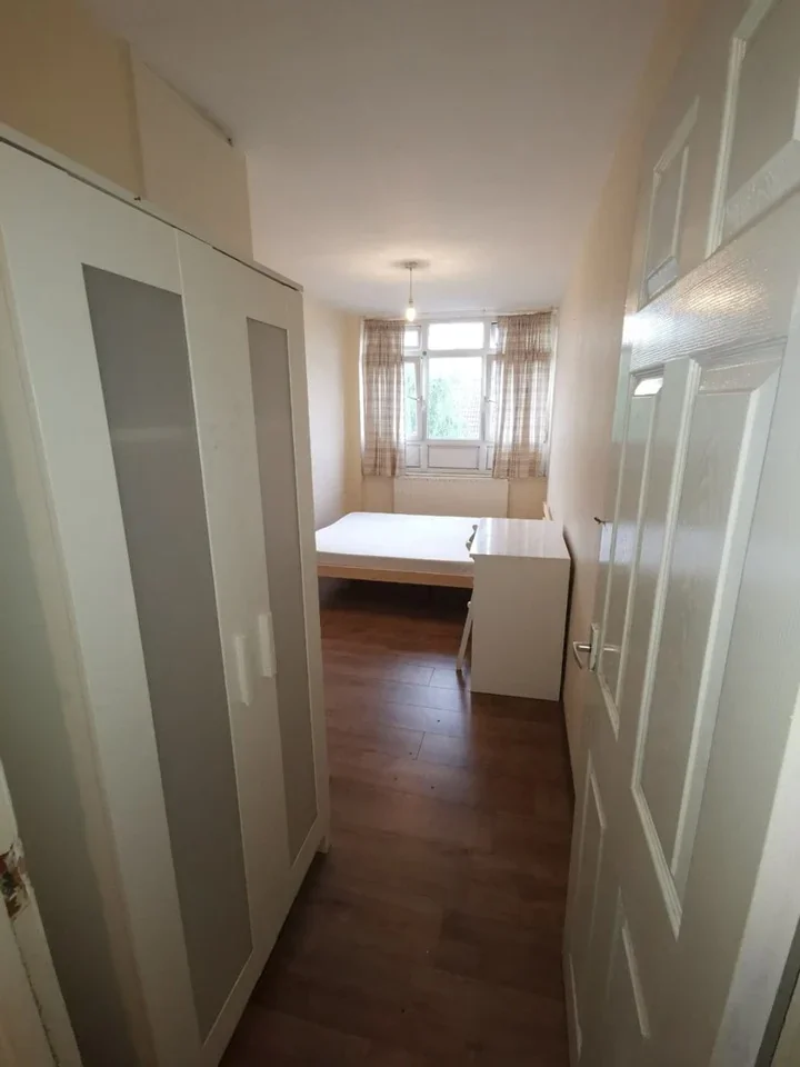 Room Manchester Road in Greater London