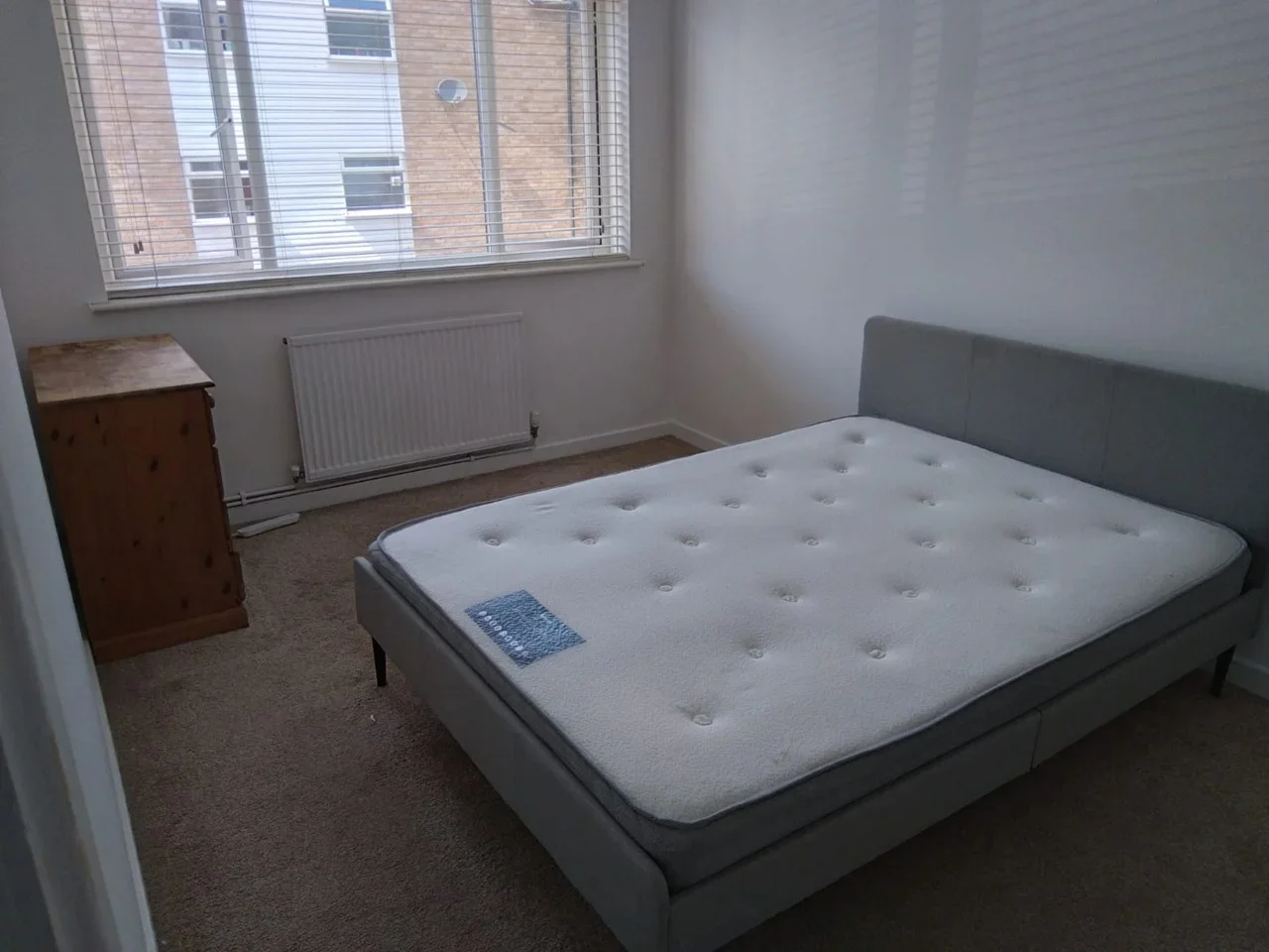 Room Tanfield Road in London