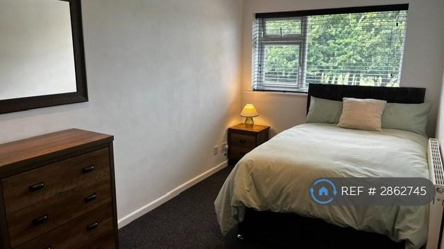 Room Beamish Road in Poole