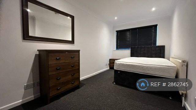 Room Beamish Road in Poole