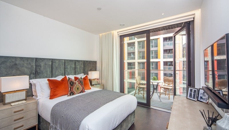 Flat Ponton Road in Greater London
