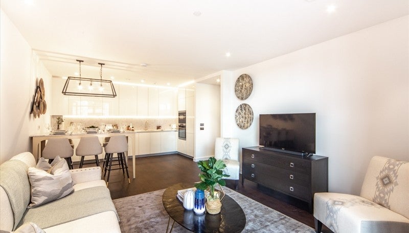 Flat Ponton Road in Greater London