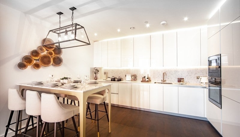 Flat Ponton Road in Greater London