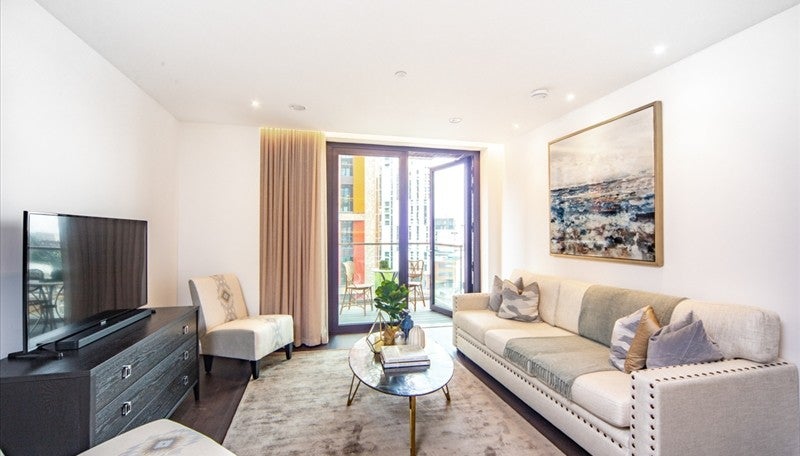 Flat Ponton Road in Greater London