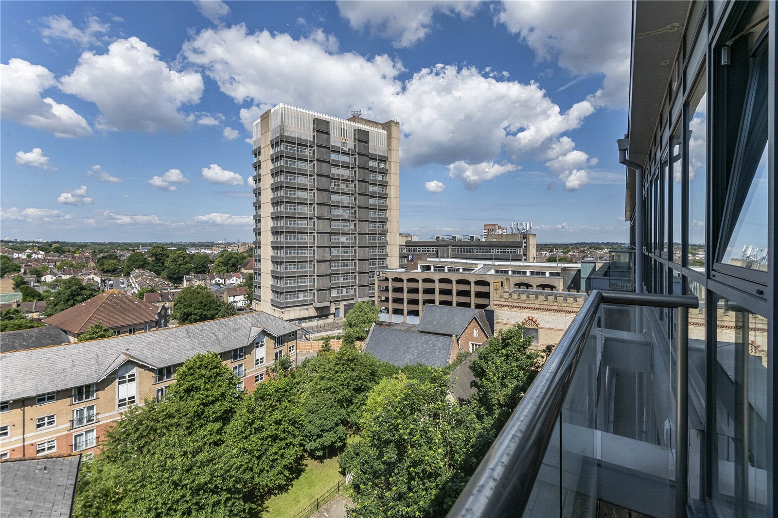 Flat Scarbrook Road in Greater London