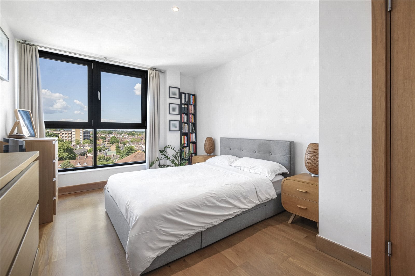 Flat Scarbrook Road in Greater London