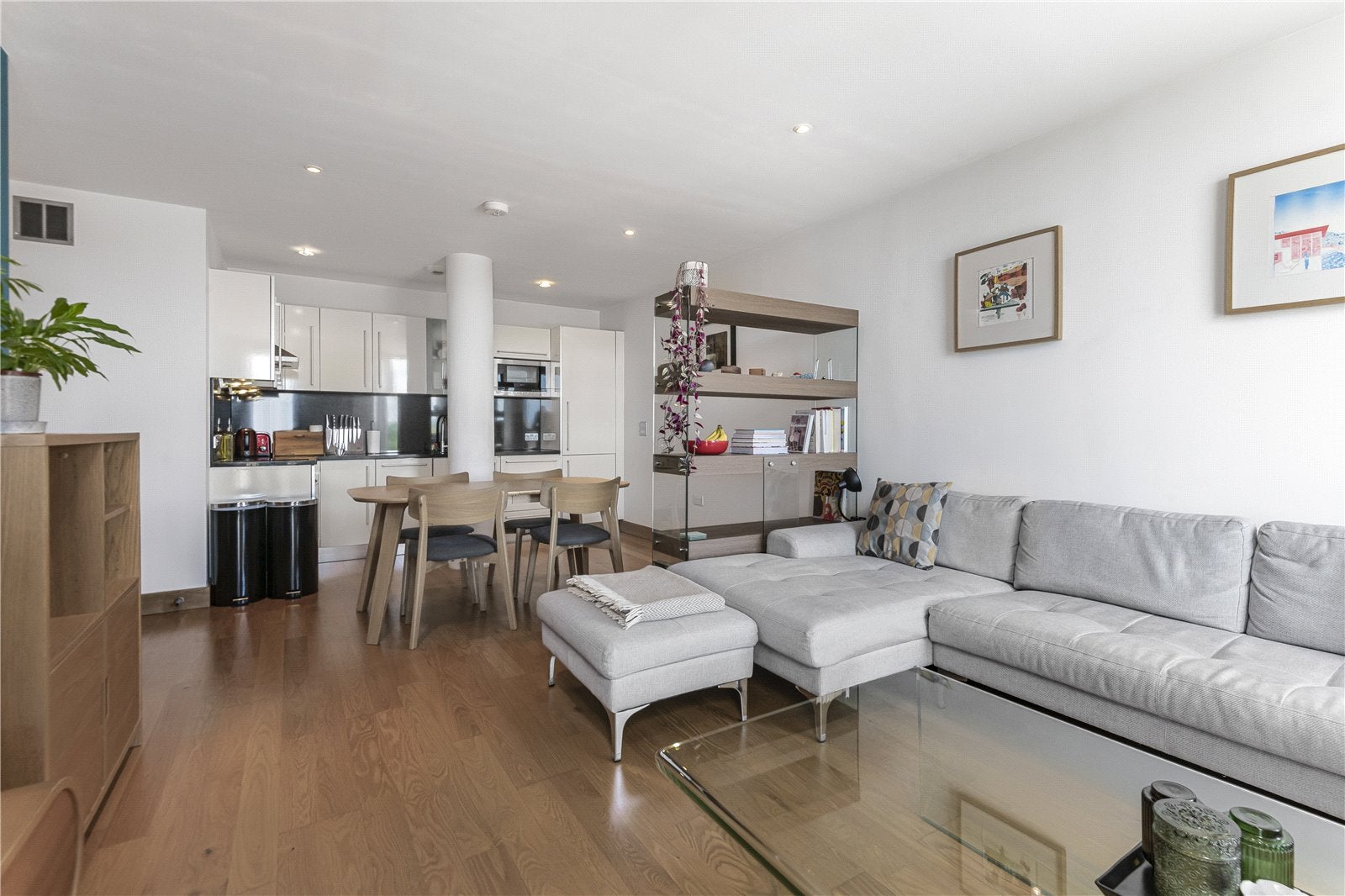Flat Scarbrook Road in Greater London