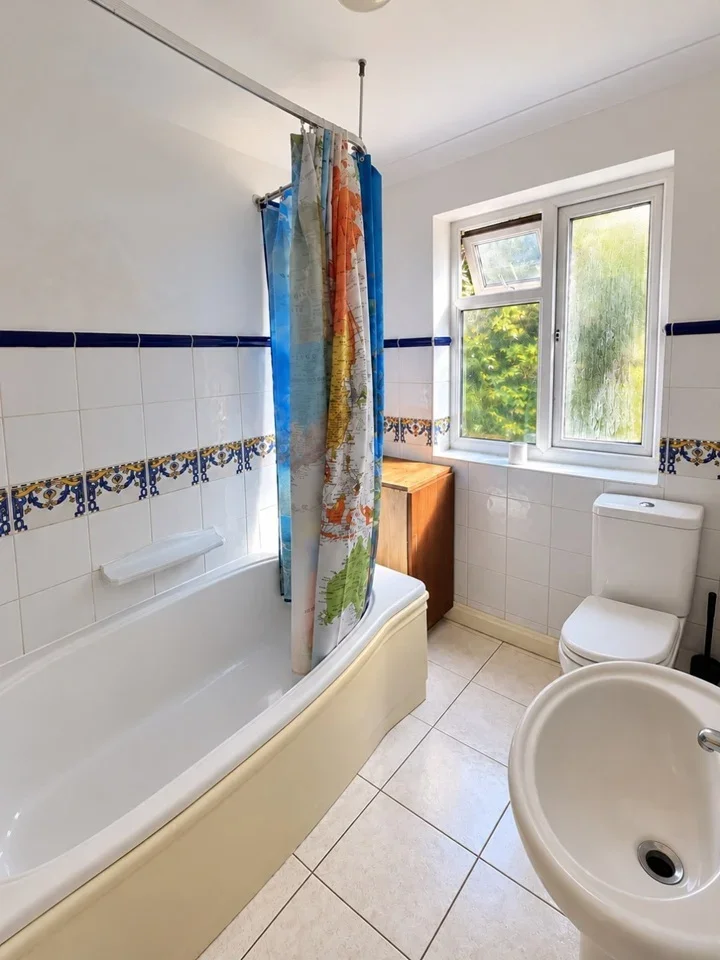 Room Grove Road in Greater London