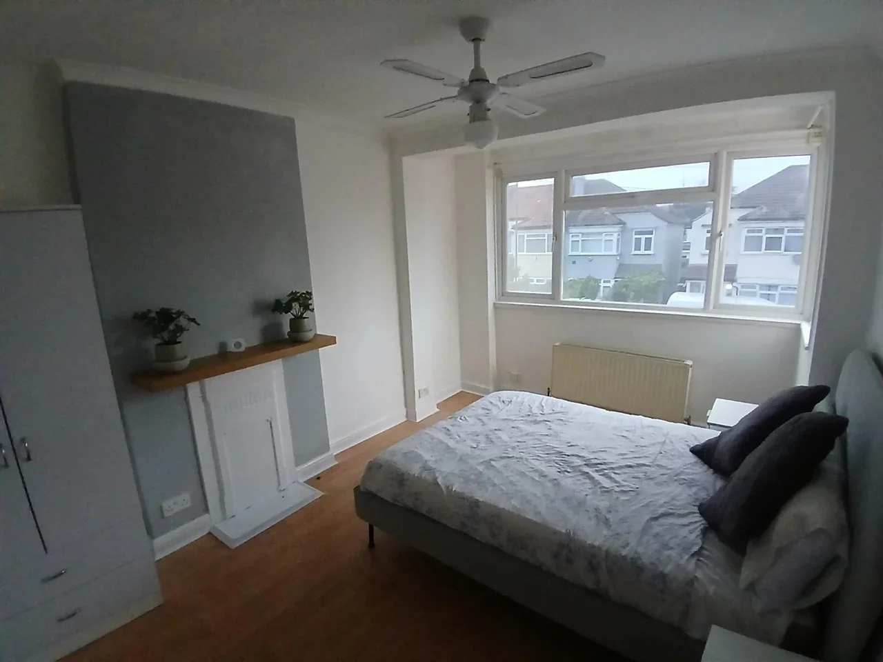 Room Grove Road in Greater London