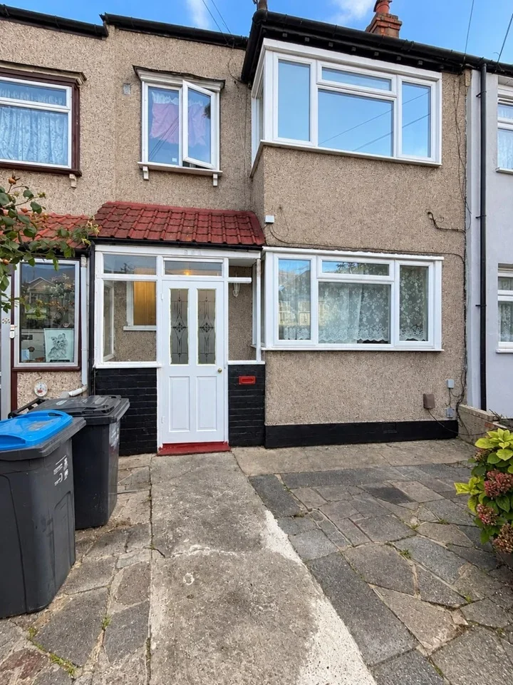 Room Grove Road in Greater London