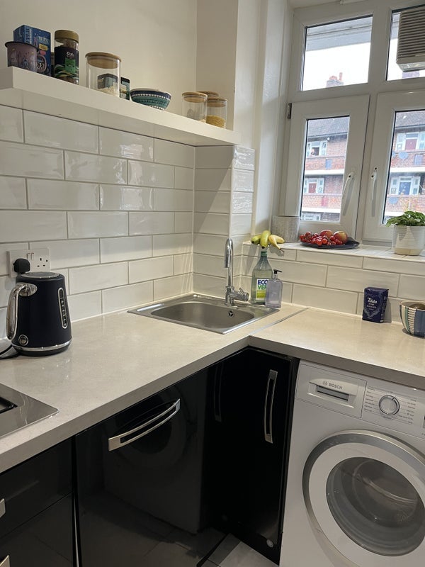 Room Leander Road in Greater London