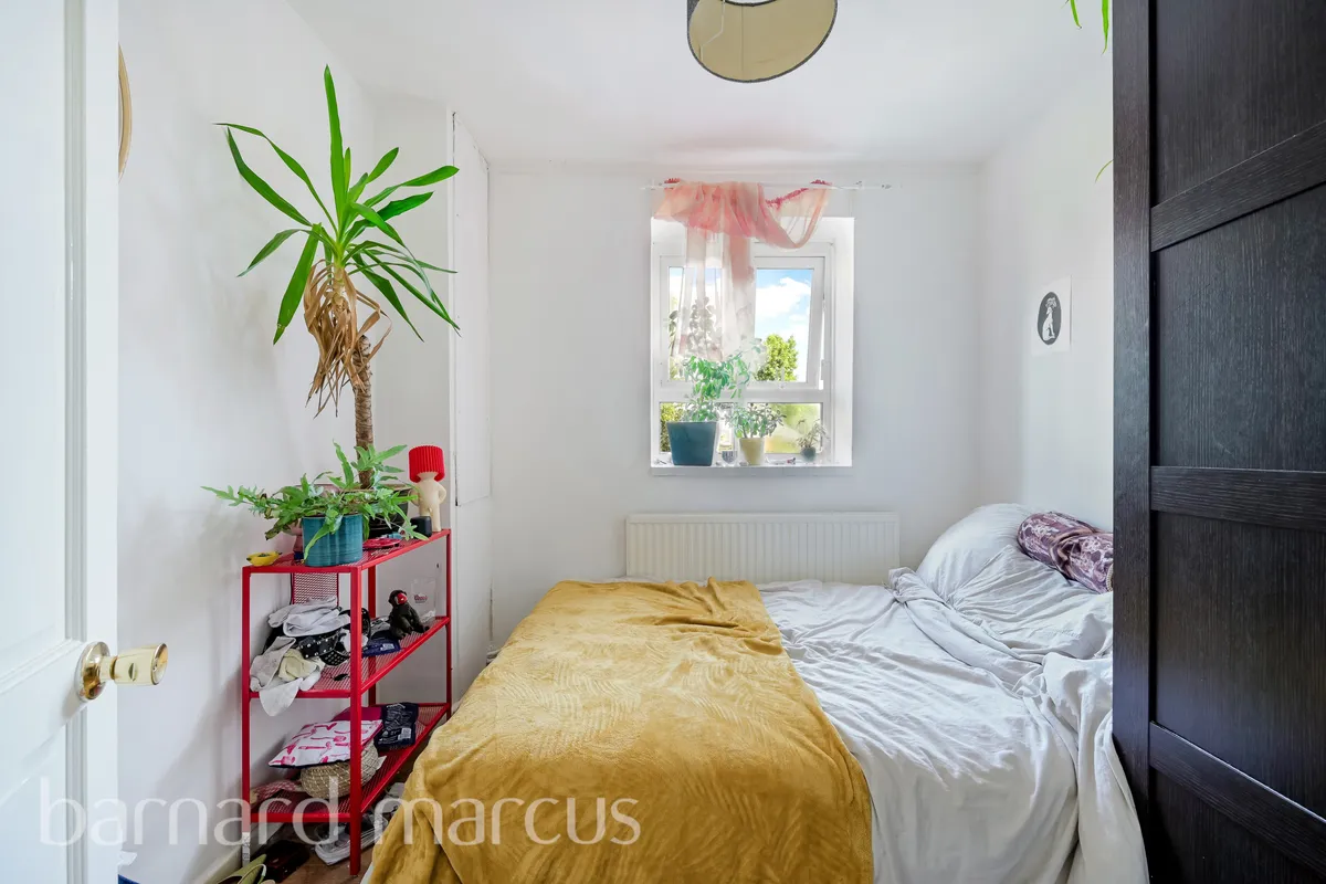 Flat Goldsmith Road in Greater London