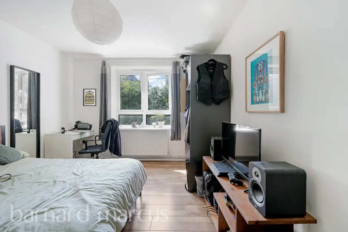 Flat Goldsmith Road in Greater London