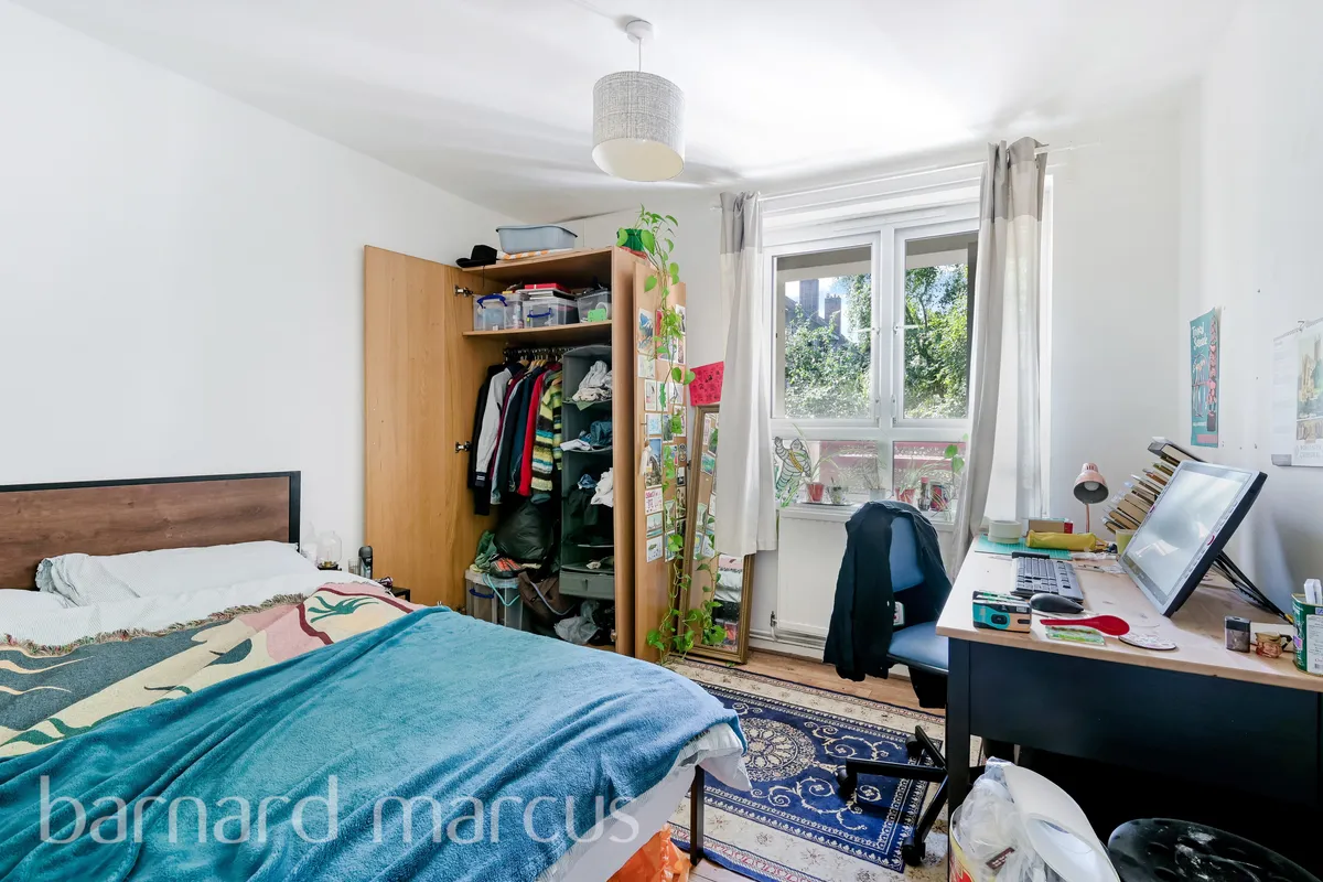 Flat Goldsmith Road in Greater London