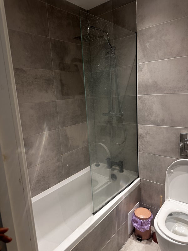 Room Grove Green Road in Greater London