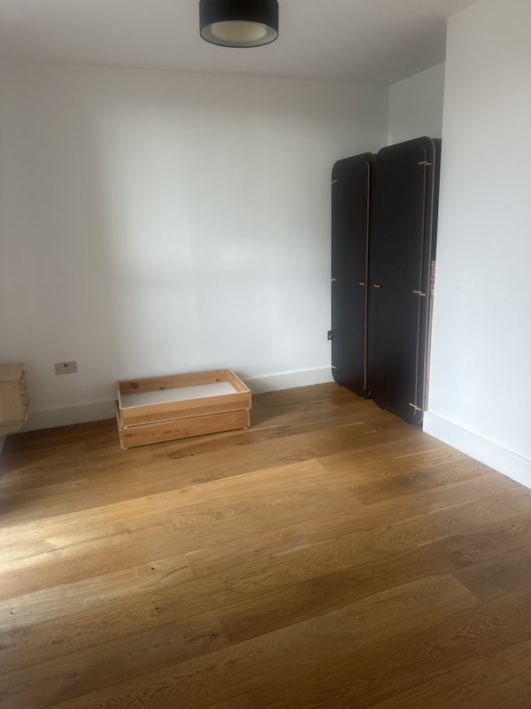 Room Grove Green Road in Greater London
