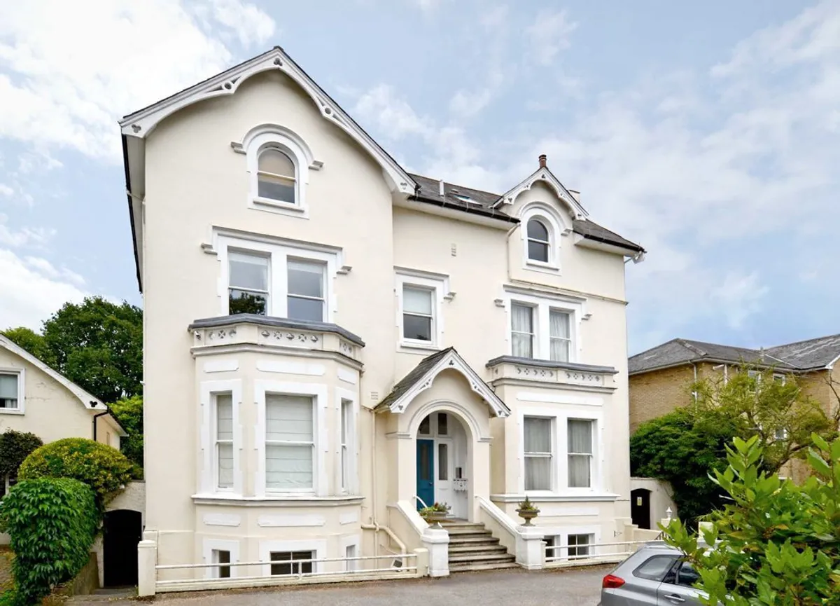 Flat Wolsey Road in Elmbridge