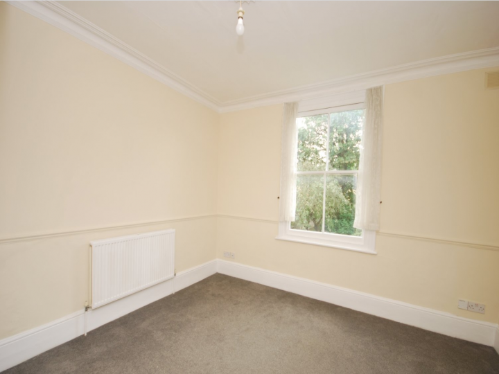 Flat Thurlow Park Road in Greater London
