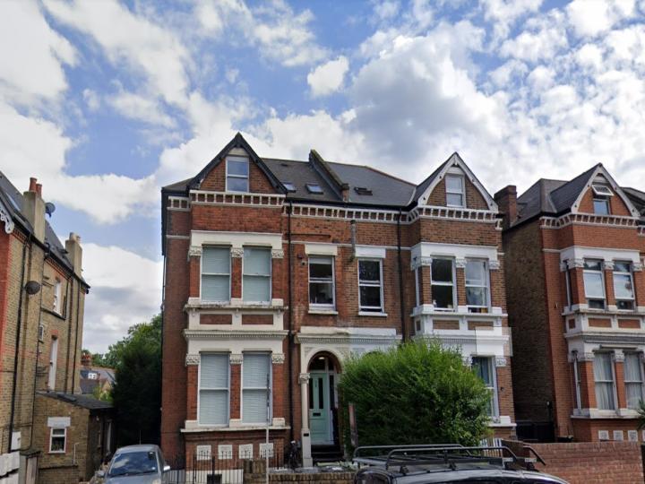 Flat Thurlow Park Road in Greater London