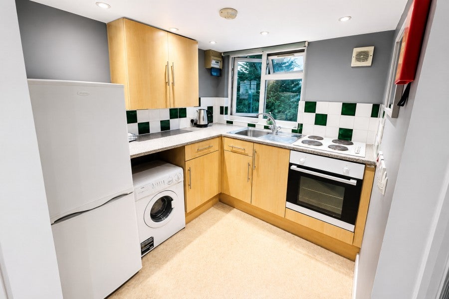 Flat Maybury Road in Woking